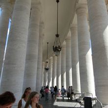 4本の円柱が並ぶ柱廊。