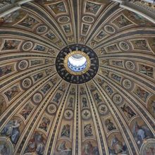 途中クーポラの内側が近くで見れる。