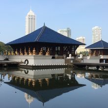 ベイラ湖に浮かぶ寺院