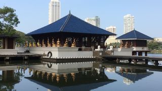 湖に浮かぶ仏教寺院