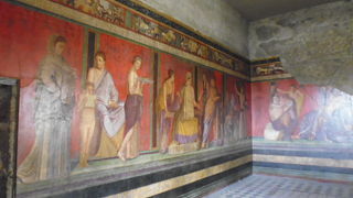 赤が印象的な部屋