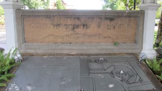 白いプラスメーン砦があります