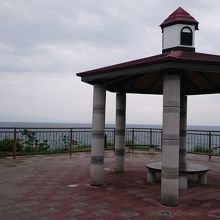 外に出ると海が見えます