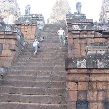 この階段を登ります。右側に登りやすい階段があります