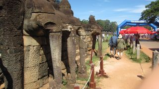 延々と続く像のテラス