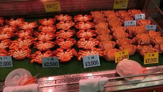 釧路駅から近い市場で花咲ガニがズラーッと並んいました