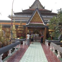 中はかなり派手な寺院です