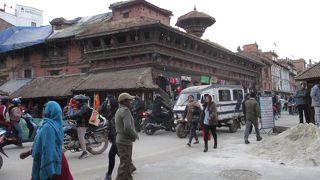 毎日地元民で賑わっており、食品から日用品、洋服や布までありとあらゆるものが庶民価格で売られています。