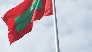 モルディブの大きな国旗が目印