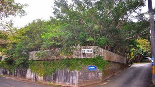 管理人がいるわけでもなく、門もなく。どこかわびしくなるなあ