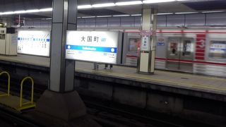 大阪市内を南北に通る地下鉄で混雑する御堂筋線の補完の役目を果たしている