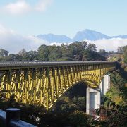 雄大な自然の中にある黄色い橋