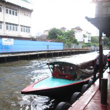 そばに運河がありボートが運行してます