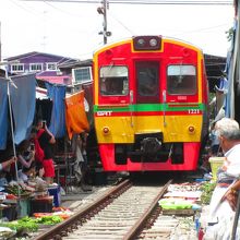 市場内を列車が通ります