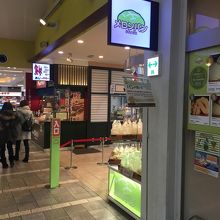 お店はコンパクトです