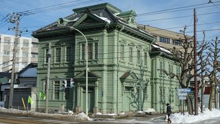 ペパーミントグリーンの近代建築