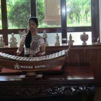 ロビーで民族楽器を演奏する女性