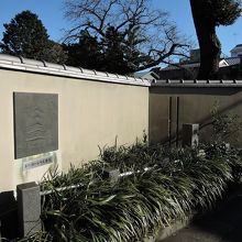 谷中霊園外壁に残る天王寺五重塔のレリーフ