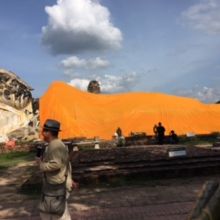 大きな涅槃像です。