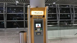 深夜でもカフェがオープンしていたのでコーヒーが飲めた