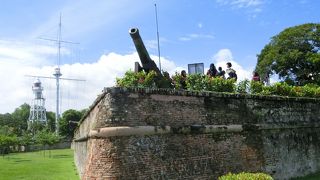 大砲がマラッカ海峡を睨んでいました