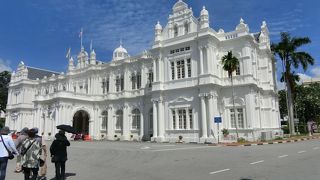 海の近くにある真っ白な建物