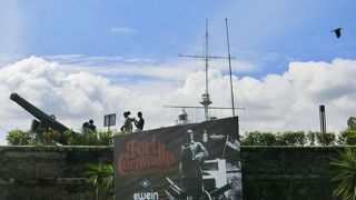 象徴的な高い塔ですが交通量の多いところにあるあります