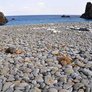 丸い石ころばかりがごろごろある海岸。国定公園だそうあ。