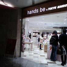 お店の入り口そばです。