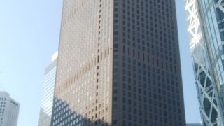 このエリアの超高層ビルの中では古い方