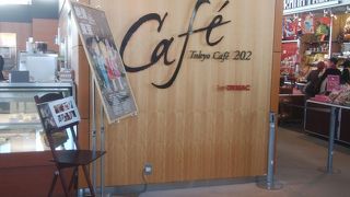 展望室にあるカフェですが窓際の席はないです。