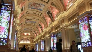 超巨大モール☆アクセスは無料のシャトルバスで楽ちん♪