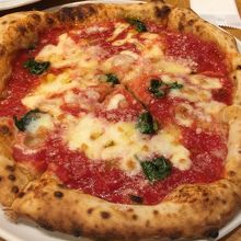 ピッツァはマルゲリータだけですが、美味 ♪
