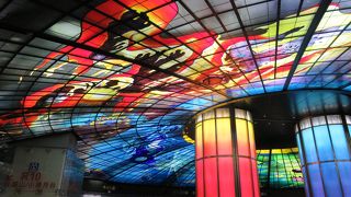 ステンド・グラスなかなか面白い作品だ