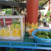 境内にフルーツの移動販売をしている人がいました