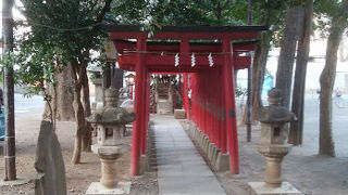 朱色の鳥居が連なる