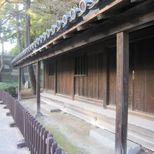 ６間近に見える番所