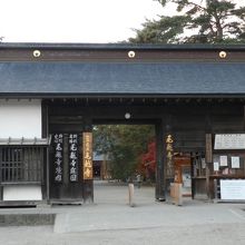 拝観入口となっている山門