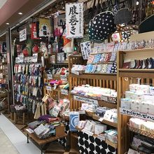 いろんな雑貨屋さんがあります。