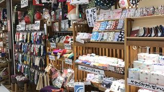 雑貨やファッションのお店が並ぶ