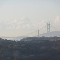 客室窓からズームして撮った明石海峡大橋。夜はライトアップ。