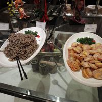 朝食　蕎麦には蕎麦つゆがなくて残念　醤油では興ざめです