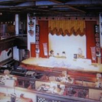 食事会場とショーの舞台