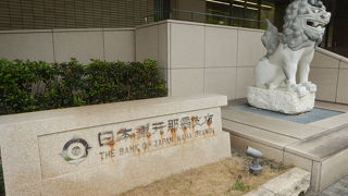 ガードマンが2人立っていました