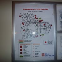 三つに伸びた建物の中心に丸いフロントがあります。