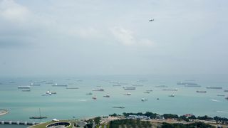 シンガポール海峡の船の数がハンパない。