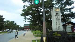 朱色と白色のコントラスト