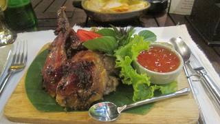 タワナホテルの向いの道を進みます。