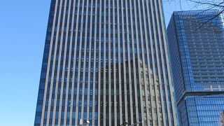 地下に飲食店があります