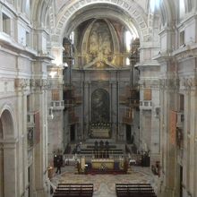 パイプオルガンも聞こえてきた立派な教会はフリー。